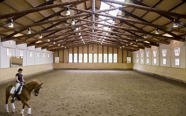 Reit- &amp; Pensionsstall Gut Klostermühle - Reithalle innen, Foto:  Foto: Madlitzer Mühle Betriebs GmbH &amp; Co. KG