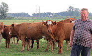 Landwirt Rainer Herzlieb auf der Weide, Foto: Marleen Herzlieb