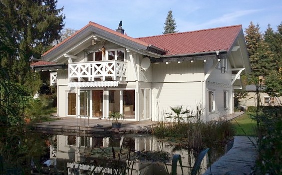 Ferienhaus Schweizerhaus, Außenansicht vom Gartensee © Ferienhaus Schweizerhaus