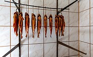 Geräucherter Fisch in der Fischerei am Stechlinsee, Foto: TMB-Fotoarchiv/Steffen Lehmann