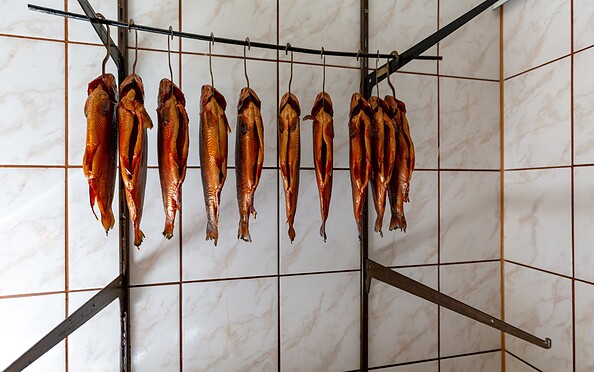 Geräucherter Fisch in der Fischerei am Stechlinsee, Foto: TMB-Fotoarchiv/Steffen Lehmann