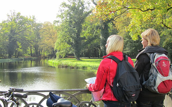 Radfahrer im Schlosspark Steinhöfel, Foto: Tourismusverband Seenland Oder-Spree e.V.