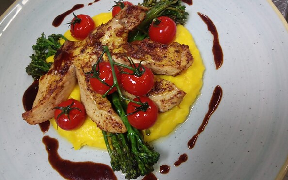 Schwarzfederhuhn mit Wilden Brokkoli und Safranpüree, Foto: Mike Waesche