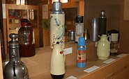 Ausstellung Thermoskannen im Museumsdorf Glashütte, Foto: J. Marzecki, Lizenz: Tourismusverband Fläming e.V.