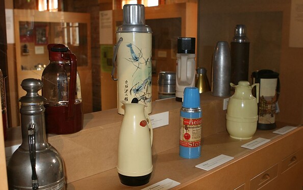 Ausstellung Thermoskannen im Museumsdorf Glashütte, Foto: J. Marzecki, Lizenz: Tourismusverband Fläming e.V.