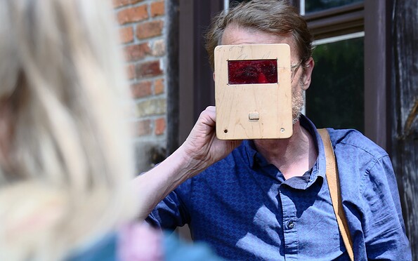 Museumsleiter Georg Goes während einer Führung durch das Museumsdorf. , Foto: Catharina Weisser, Lizenz: Tourismusverband Fläming e.V.