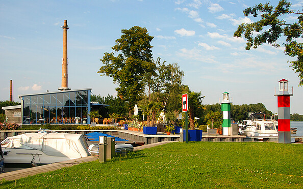 Havel Marin - großes Restaurant direkt an der Hafeneinfahrt , Foto: Christin Drühl