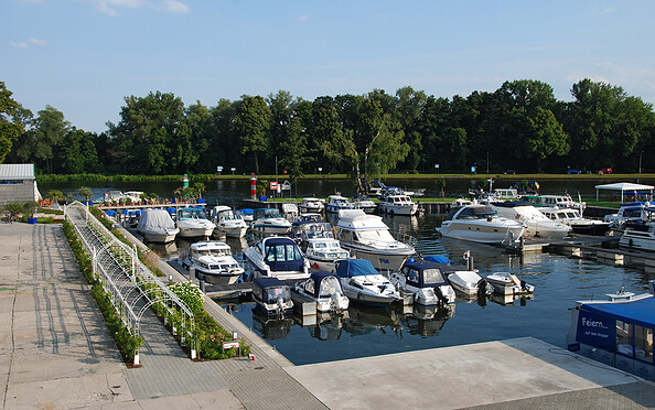 Havel Marin - Hafen mit Laubengang und Terrassen, Foto: Christin Drühl