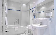 Badezimmer im Standard- und Comfortzimmer, Foto: Jones Art, Lizenz: Hotel Döllnsee GmbH &amp; Co. KG