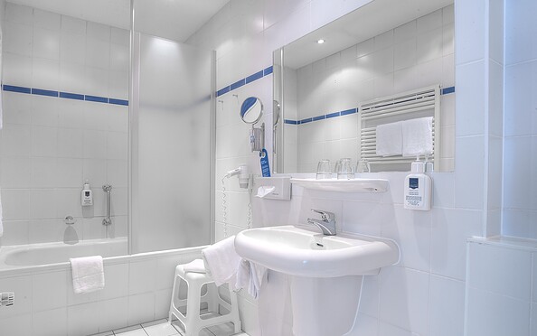 Badezimmer im Standard- und Comfortzimmer, Foto: Jones Art, Lizenz: Hotel Döllnsee GmbH &amp; Co. KG