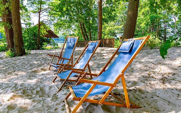 Liegestühle am Strand, Foto: Jones Art, Lizenz: Hotel Döllnsee GmbH &amp; Co. KG