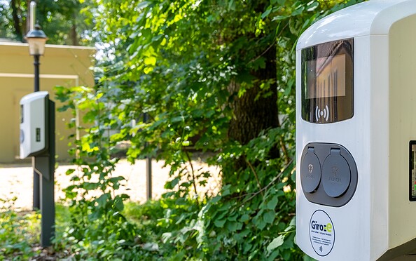 Ladesäulen für E-Autos, Foto: Jones Art, Lizenz: Hotel Döllnsee GmbH &amp; Co. KG