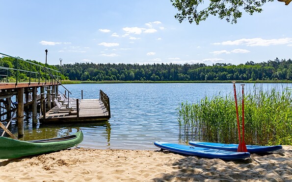 Beach with kayak and paddle board, Foto: Jones Art, Lizenz: Hotel Döllnsee GmbH &amp; Co. KG