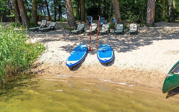Strand mit Paddleboards und Boot, Foto: Jones Art, Lizenz: Hotel Döllnsee GmbH &amp; Co. KG