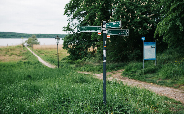 Wegweiser Gutspark Petzow, Foto: Steven Ritzer, Lizenz: Tourismusverband Havelland e.V.
