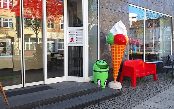 Eingang Eiscafé Italia, Foto: Beate Kroll, Lizenz: Touristinformation Senftenberg