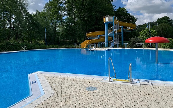 Nichtschwimmerbecken mit Rutsche und Wasserpilz - Knut Werner/Stadt Jüterbog, Foto: Stadt Jüterbog, Lizenz: Stadt Jüterbog