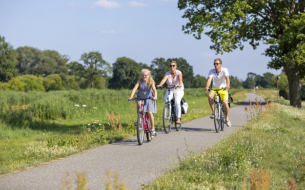 Familie auf Schwarze-Elster-Radweg, Foto: Andreas Franke, Lizenz: Andreas Franke