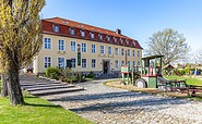Außenansicht mit Spielplatz, Foto: Jan Sobotka, Lizenz: Tourismusverband Fläming e.V.
