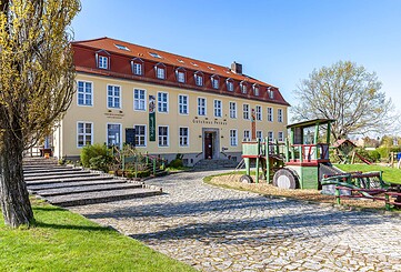 Außenansicht mit Spielplatz, Foto: Jan Sobotka, Lizenz: Tourismusverband Fläming e.V.