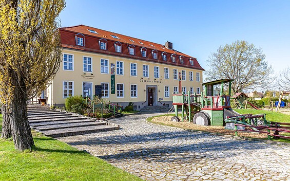 Außenansicht mit Spielplatz, Foto: Jan Sobotka, Lizenz: Tourismusverband Fläming e.V.