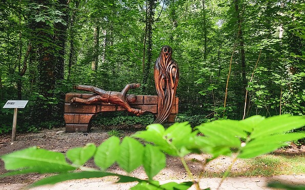 Holzskulptur Spukbrücke, Foto: Sandra Fonarob, Lizenz: Tourismusverband Dahme-Seenland e.V.