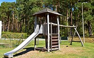 Climbing frame with a slide and swings, Foto: Sandra Fonarob, Lizenz: Tourismusverband Dahme-Seenland e.V.