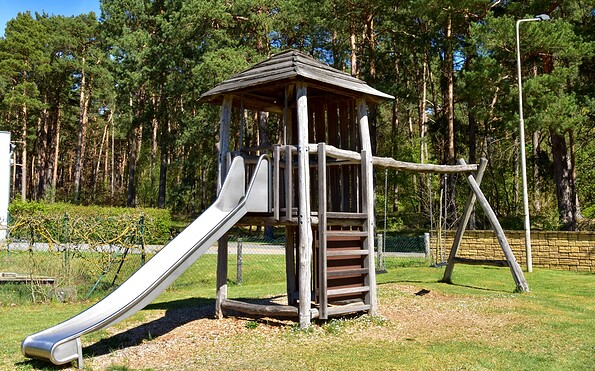 Climbing frame with a slide and swings, Foto: Sandra Fonarob, Lizenz: Tourismusverband Dahme-Seenland e.V.