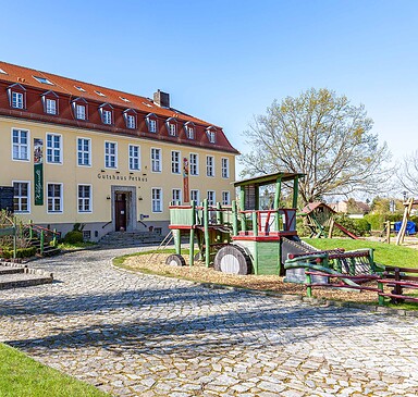 Außenansicht mit Spielplatz, Foto: Jan Sobotka, Lizenz: Tourismusverband Fläming e.V.