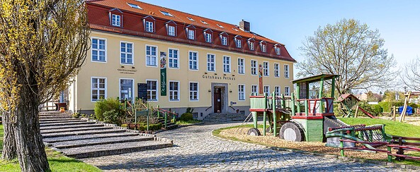 Außenansicht mit Spielplatz, Foto: Jan Sobotka, Lizenz: Tourismusverband Fläming e.V.