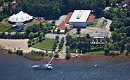 The passenger ship Santa Barbara at its home port, the jetty in Großkoschen, Foto: Luftbild-Service Scheack, Lizenz: Reederei M. Löwa