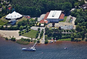 The passenger ship Santa Barbara at its home port, the jetty in Großkoschen, Foto: Luftbild-Service Scheack, Lizenz: Reederei M. Löwa