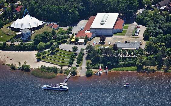 The passenger ship Santa Barbara at its home port, the jetty in Großkoschen, Foto: Luftbild-Service Scheack, Lizenz: Reederei M. Löwa