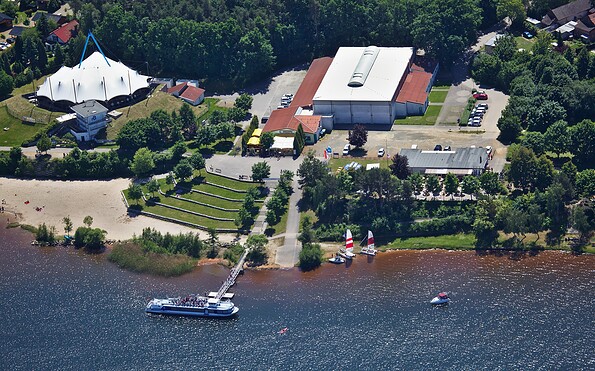 Fahrgastschiff Santa Barbara an ihrem Heimatplatz, dem Schiffsanleger in Großkoschen, Foto: Luftbild-Service Scheack, Lizenz: Reederei M. Löwa GmbH