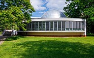 Das Cottbuser Planetarium - Außenansicht im Frühjahr, Foto: Andreas Franke, Lizenz: CMT Cottbus