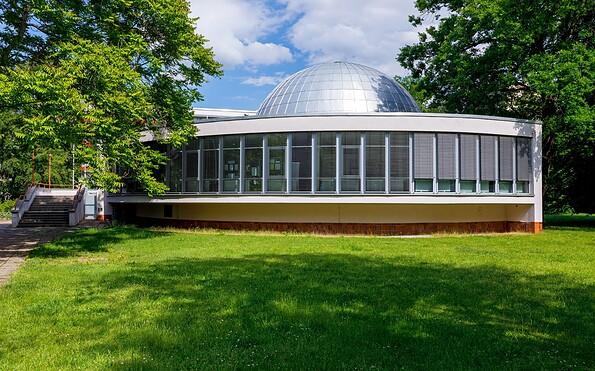 Das Cottbuser Planetarium - Außenansicht im Frühjahr, Foto: Andreas Franke, Lizenz: CMT Cottbus