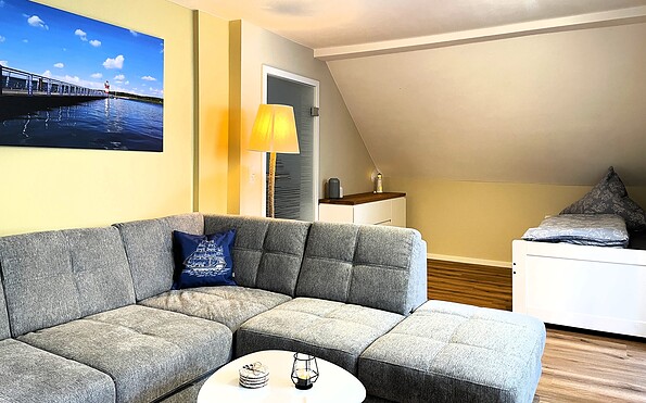 Living area with view to rollaway bed, Foto: Ulrike Haselbauer, Lizenz: Tourismusverband Lausitzer Seenland e.V.
