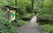 Holzbrücke über den Lindower Rhin, Foto: Jörg Bartz, Lizenz: Brandenburgische Seenplatte GmbH