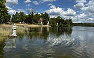 Wutzsee Lindow mit Skulptur der "Schönen Nonne"., Foto: Jörg Bartz, Lizenz: Brandenburgische Seenplatte GmbH