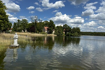 Wutzsee Lindow mit Skulptur der "Schönen Nonne"., Foto: Jörg Bartz, Lizenz: Brandenburgische Seenplatte GmbH