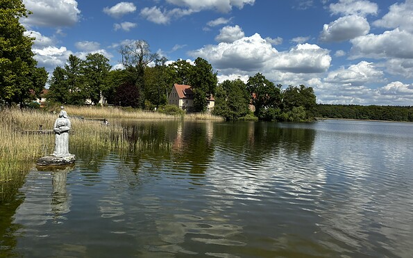 Wutzsee Lindow mit Skulptur der "Schönen Nonne"., Foto: Jörg Bartz, Lizenz: Brandenburgische Seenplatte GmbH