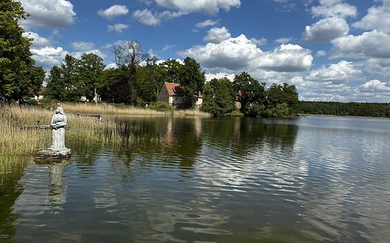 Wutzsee Lindow, featuring the sculpture of the ‘beautiful nun’., Foto: Jörg Bartz, Lizenz: Brandenburgische Seenplatte GmbH