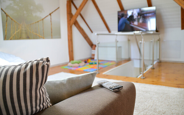 Gästewohnung OG Wohnbereich, TV, Foto: Kerstin Geilich, Lizenz: MuT