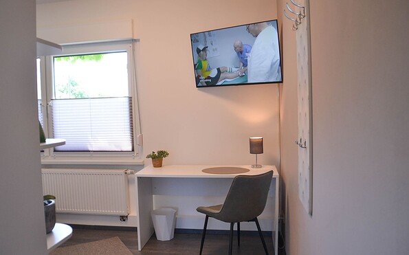 Gästewohnung OG, SZ 1 mit Schreibtisch, Foto: Kerstin Geilich, Lizenz: MuT