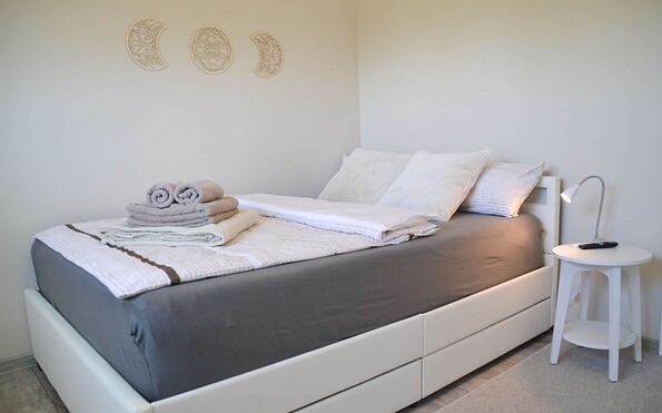 Gästewohnung OG, SZ 1 mit Doppelbett, Foto: Kerstin Geilich, Lizenz: MuT