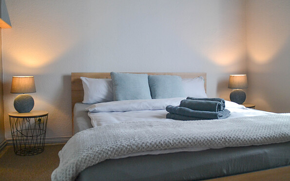 Gästewohnung OG, SZ 3 mit Doppelbett, Foto: Kerstin Geilich, Lizenz: MuT