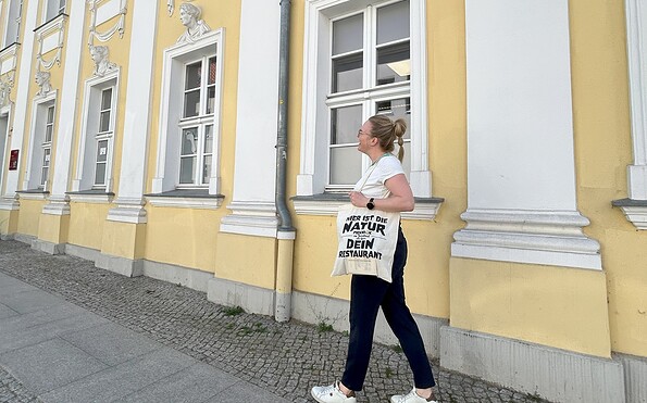Frau mit Picknickbeutel, Foto: Emely Fischer