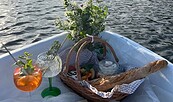Picknick auf dem Campingboot Entenkoje, Foto: Jonathan Schoeppe