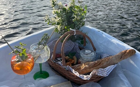 Picknick auf dem Campingboot Entenkoje, Foto: Jonathan Schoeppe