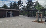 Imbiss Roststätte und Sitzmöglichkeiten, Foto: Dana Kersten, Lizenz: Touristinformation Senftenberg